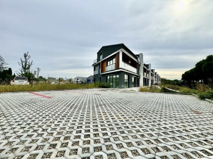 Lokal biurowo -usługowy cały narożny segment 180m2 - zdjęcie 2