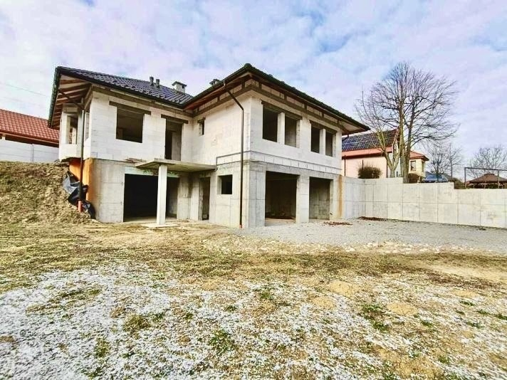 Dom parterowy z pełnym podpiwniczeniem – Dąbrowa. - zdjęcie 1